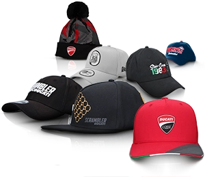 Mehrere Basecaps und Mützen mit Ducati- und Scrambler-Logos in verschiedenen Farben.